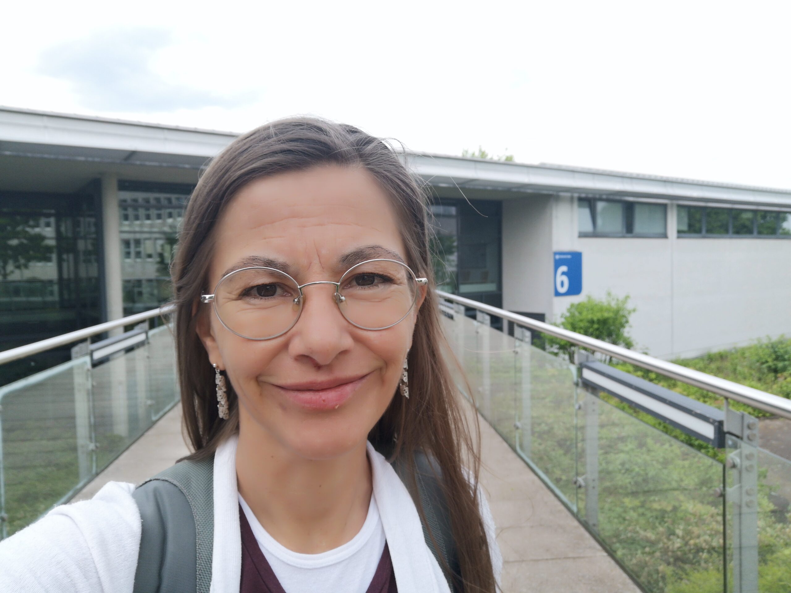 Monika Andlinger vor der Bibliothek der FernUni Hagen